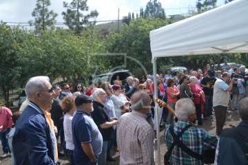 Emotivo acto de descubrimiento de la placa del pasaje que recuerda al periodista Adolfo Santana en Cernícalos (Foto TA)